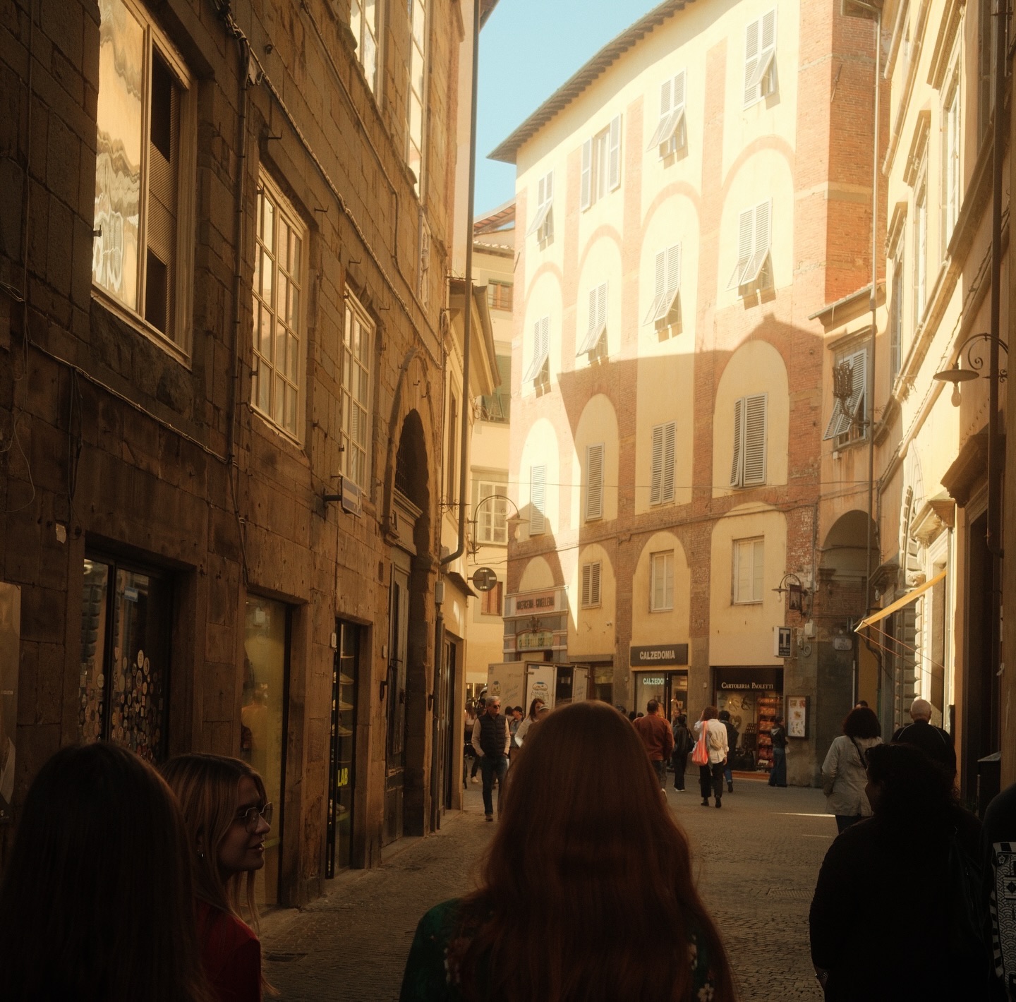 Sonnige Gasse als Inspiration für Slow Travel